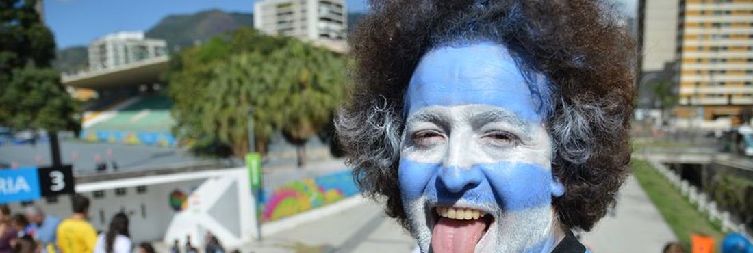 Peruca e rosto pintado para torcer pela Argentina na final da Copa