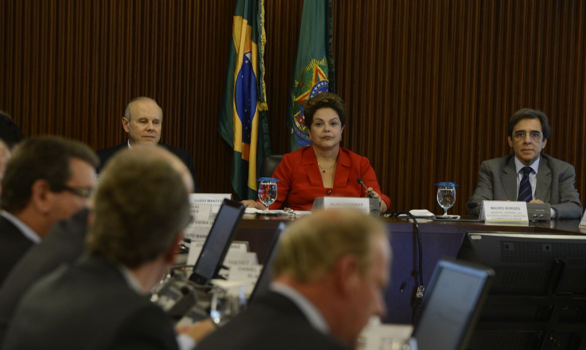 Presidenta Dilma Rousseff e os ministros Guido Mantega e Mauro Borges se reúnem com empresários, no Palácio do Planalto (Valter Campanato/Agência Brasil)