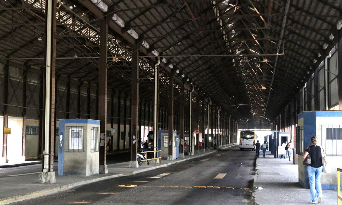 Greve dos rodoviários provoca paralisação da frota de ônibus da cidade e aglomerações nos pontos de parada.