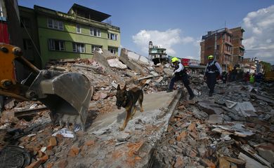 Um novo terremoto de 7,3 graus na Escala Richter sacudiu a capital do Nepal, Katmandu, na terça-feira (12) Narendra Shrestha/EPA/Agência Lusa