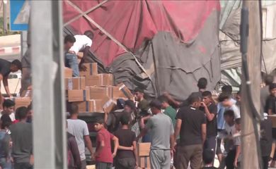 4988WD-ISRAEL-PALESTINIANS_RAFAH_AID_O_