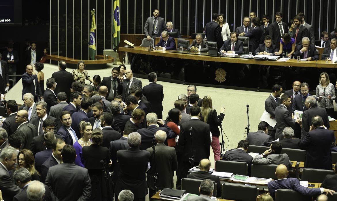 Brasília - Sem acordo para votação da Proposta de Emenda à Constituição da Reforma Política (PEC 77/03), sessão da Câmara foi encerrada (Fabio Rodrigues Pozzebom/Agência Brasil)