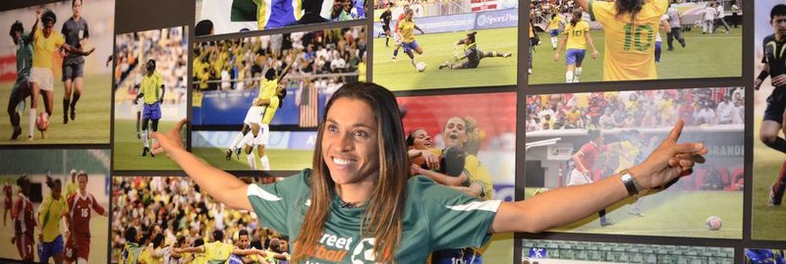 A jogadora Marta, eleita cinco vezes a melhor do mundo, inaugura o Espaço Futebol para Igualdade no Museu da República, com a exposição Mulheres em campo: driblando preconceitos
