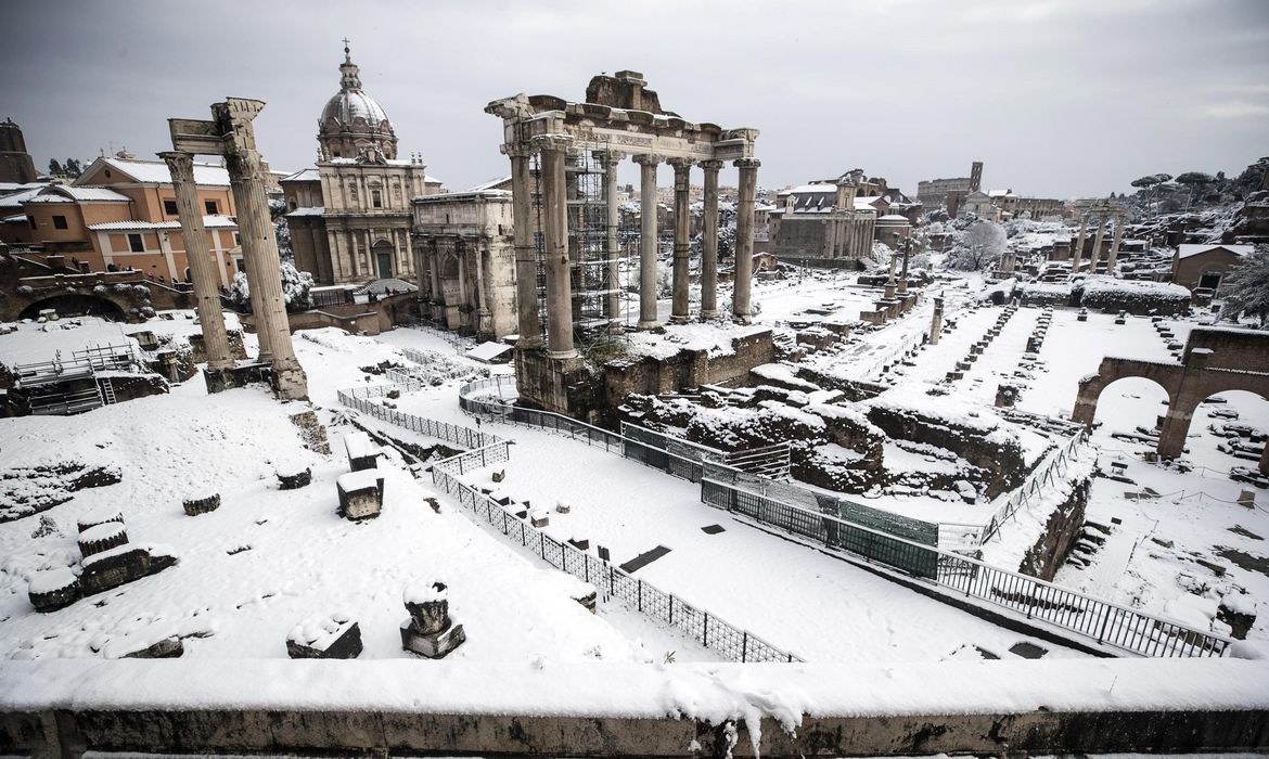 A onda de frio chamada Burian provocou neve em várias regiões da Itália. Na foto, o Fórum Imperial, em Roma