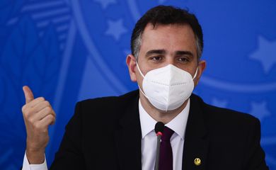 O presidente do Senado, Rodrigo Pacheco, durante entrevista coletiva após reunião do Comitê Nacional de Enfrentamento à Pandemia de Covid-19.