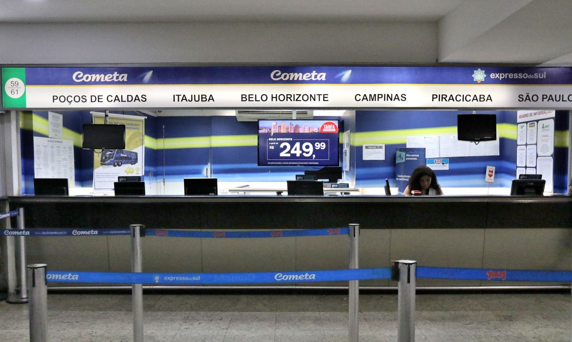 Alguns guichês de companhias de ônibus da Rodoviária do Rio vazios com a suspensão de venda de passagens. Devido aos bloqueios nas rodovias federais algumas viagens continuam suspensas