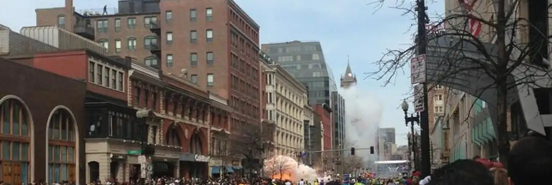 Explosão na Maratona de Boston Explosão na linha de chegada da maratona de Boston
