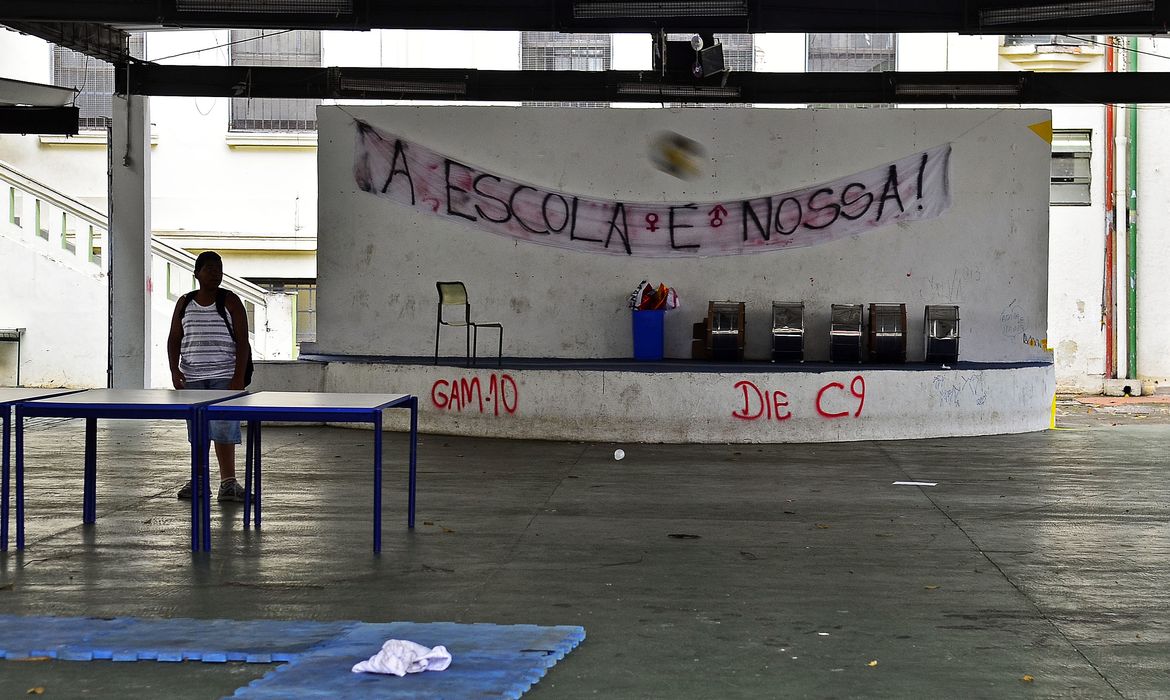São Paulo - Dia a dia da ocupação da Escola Estadual Caetano de Campo. Os alunos protestam contra a reorganização escolar proposta pela Secretaria de Ensino (Rovena Rosa/Agência Brasil)