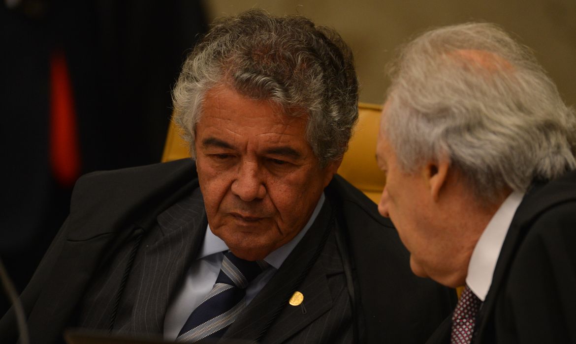 Os ministros Marco Aurélio Mello e Ricardo Lewandowisk, durante sessão de julgamento sobre limite para compartilhamento de dados fiscais