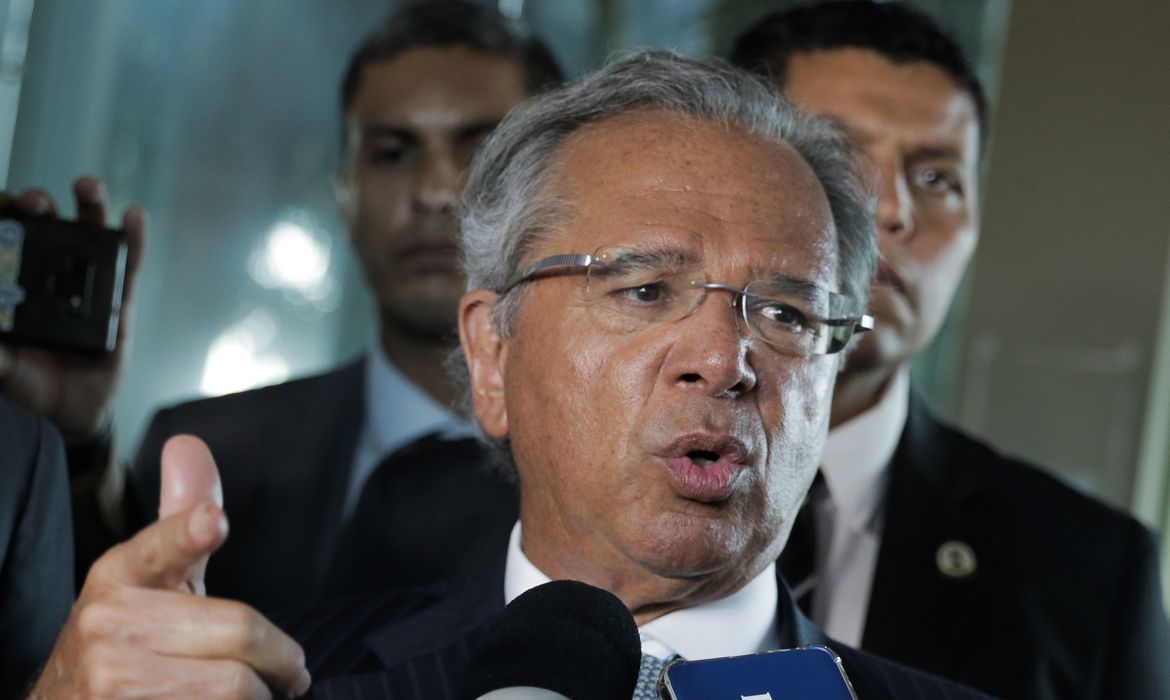 O presidente Jair Bolsonaro  e o ministro da economia, Paulo Guedes falam à imprensa 