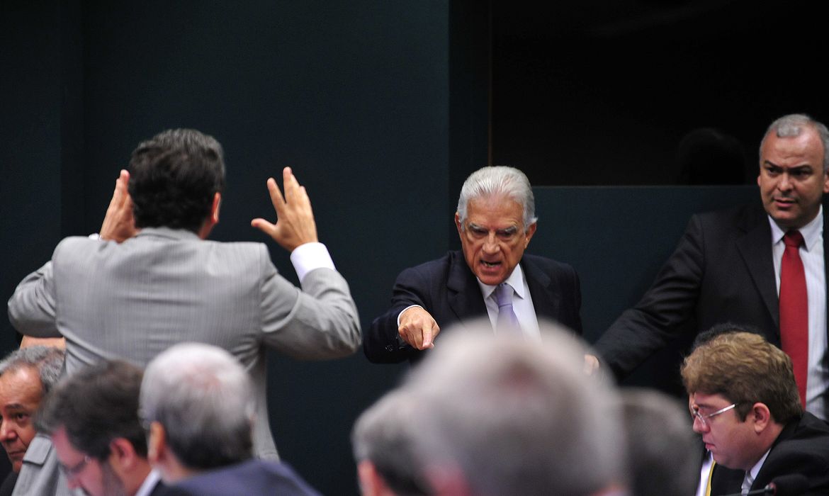 Deputados discutem durante reunião para elaboração do roteiro de trabalho e deliberação de requerimentos da CPI  da Petrobras (Gabriela Korossy / Câmara dos Deputados) 
