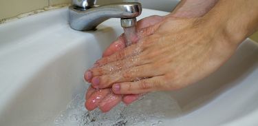 Lavar a mão 