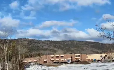 Veículos estacionados do lado de fora da Tumbler Ridge Secondary School, local de um tiroteio, na Colúmbia Britânica, Canadá, em 10 de fevereiro de 2026, nesta captura de tela obtida de um vídeo de mídia social. Trent Ernst/Tumbler RidgeLines