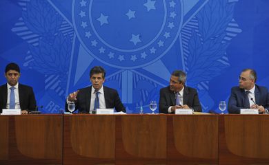 O  ministro da Saúde, Nelson Teich, durante a coletiva de imprensa no Palácio do Planalto, sobre as ações de enfrentamento no combate ao coronavírus