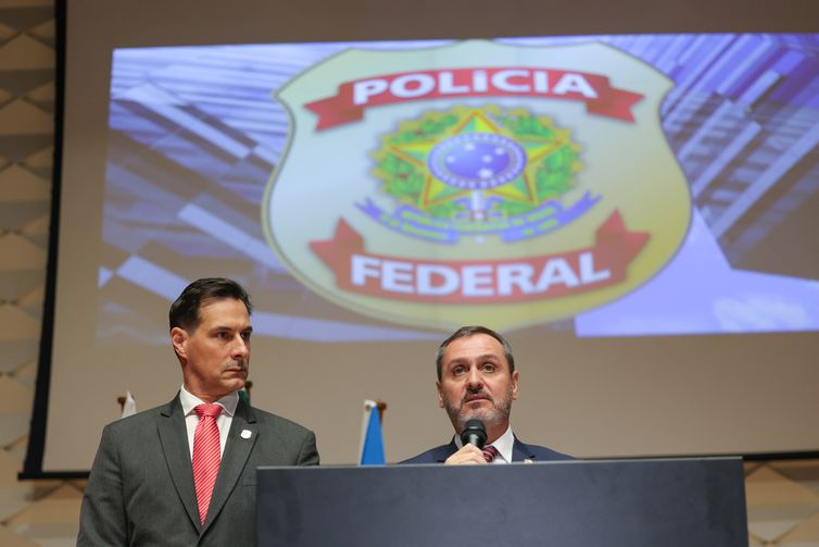 Brasília, DF 17/05/2025  - O diretor geral da Polícia Federal, Andrei Rodrigues, acompanhado do chefe do escritório da Interpol no Brasil, delegado Fabio Mertens,  durante coletiva sobre prisão de brasileiro integrante de facção criminosa em Santa Cruz de la Sierra, na Bolívia. Foto: Fabio Rodrigues-Pozzebom/ Agência Brasil