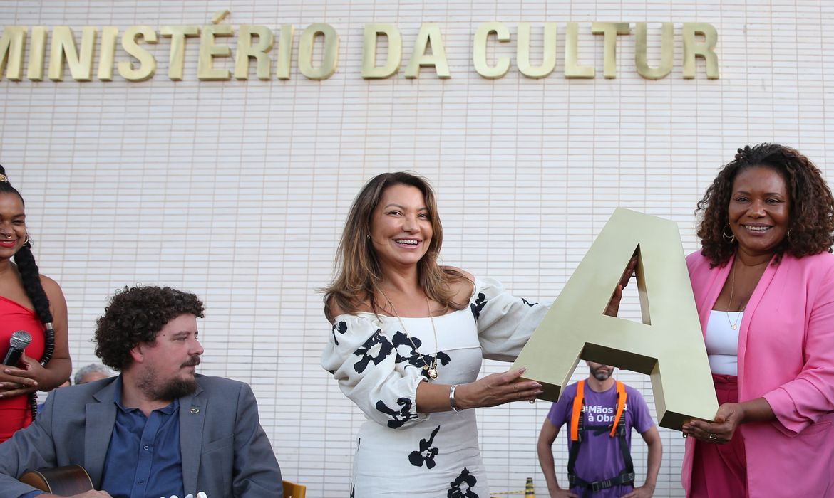 Brasília (DF) 29/03/2023 A ministra da cultura, Margareth Menezes, acompanhada da primeira Dama Janja,  participam do evento para celebrar o novo letreiro do Ministério da Cultura. Foto Valter
