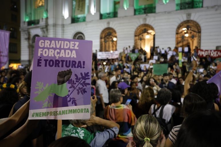 Rio de Janeiro (RJ) 13/06/2024 – Manifestação de protesto contra o PL 1904/24, que equipara aborto a homicídio, com pena de até 20 anos, reúne mulheres na Cinelândia. Foto: Fernando Frazão/Agência Brasil