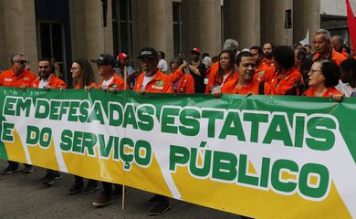 Rio de Janeiro (RJ), 03/10/2023 - Trabalhadores, centrais sindicais e movimentos sociais fazem ato pelos 70 anos da Petrobras, em frente ao edifício sede da empresa, no Centro. Foto: Fernando Frazão/Agência Brasil