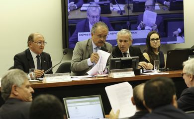 Brasília - A comissão da Câmara que analisa a reforma eleitoral analisa o substitutivo do relator, deputado Vicente Cândido (Fabio Rodrigues Pozzebom/Agência Brasil)