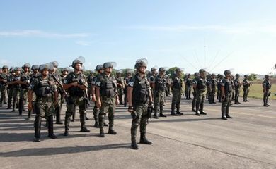 Militares do 4 Batalhão do Exército do Recife desembarcam em Salvador