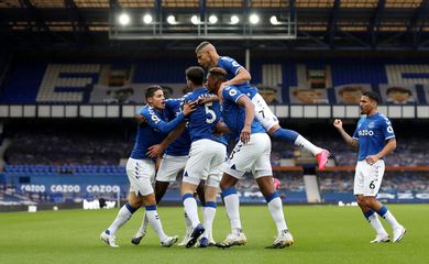 Jogadores do Everton comemoram gol marcado contra o Liverpool durante partida pelo Campeonato Inglês