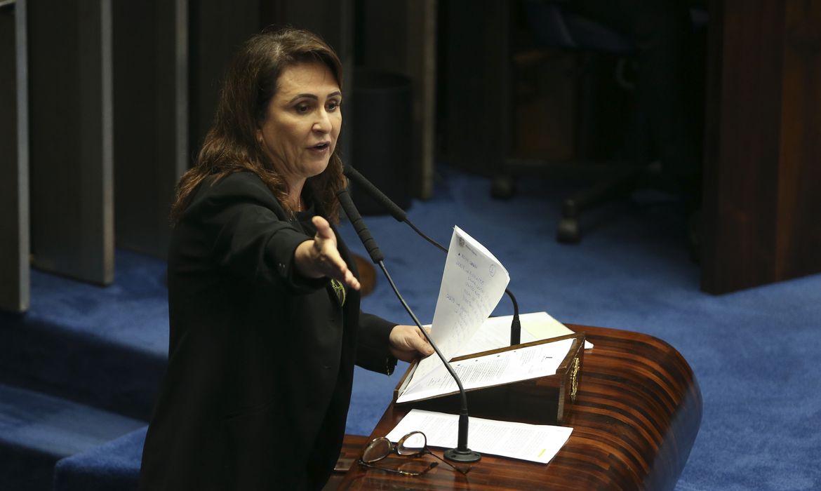 A senadora Kátia Abreu durante sessão plenária para analisar e votar projetos de lei.