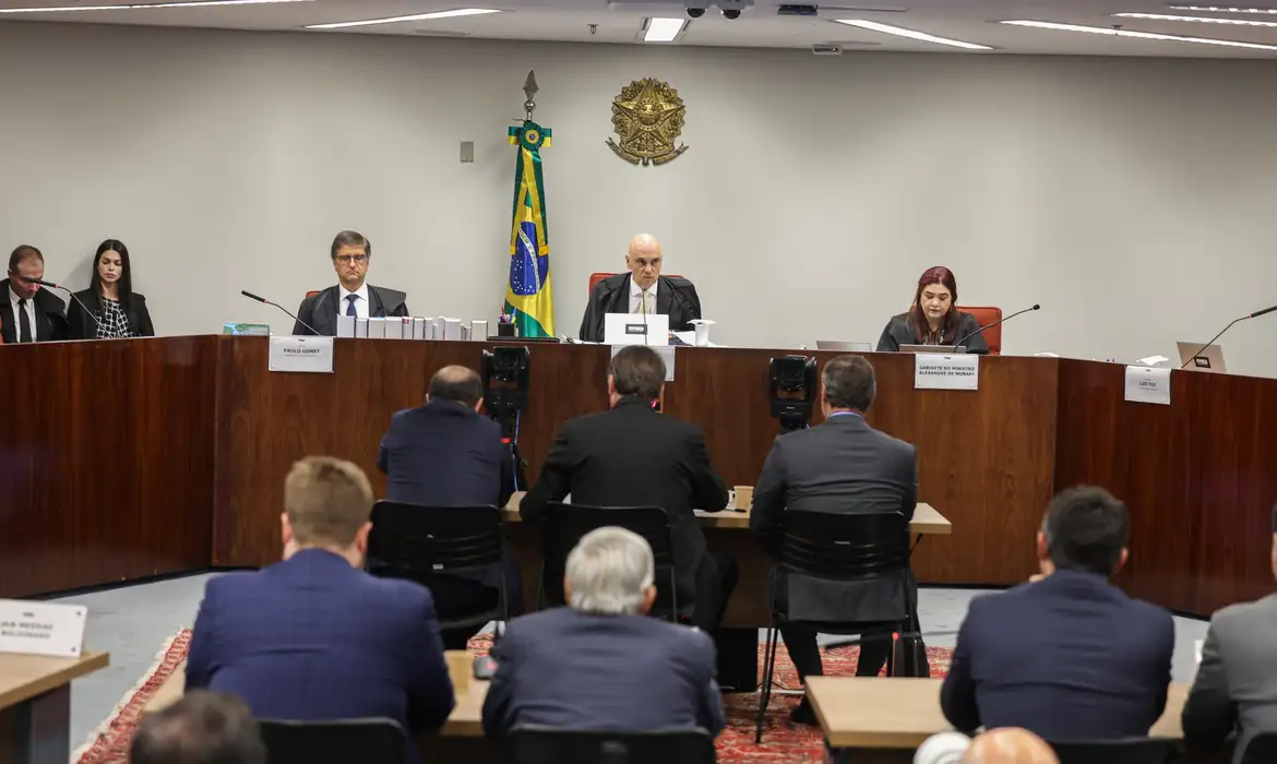 Valter Campanato/Agência Brasil Brasília (DF), 10/06/2025 - O ex presidente Jair Bolsonaro (c) durante depoimento da 1 turma do STF. O ministro do Supremo Tribunal Federal (STF) Alexandre de Moraes começa a ouvir os réus do núcleo 1 na ação da trama golpista, os interrogatórios ocorrerão presencialmente na sala de julgamentos da primeira turma da corte Foto: Valter Campanato/Agência Brasil