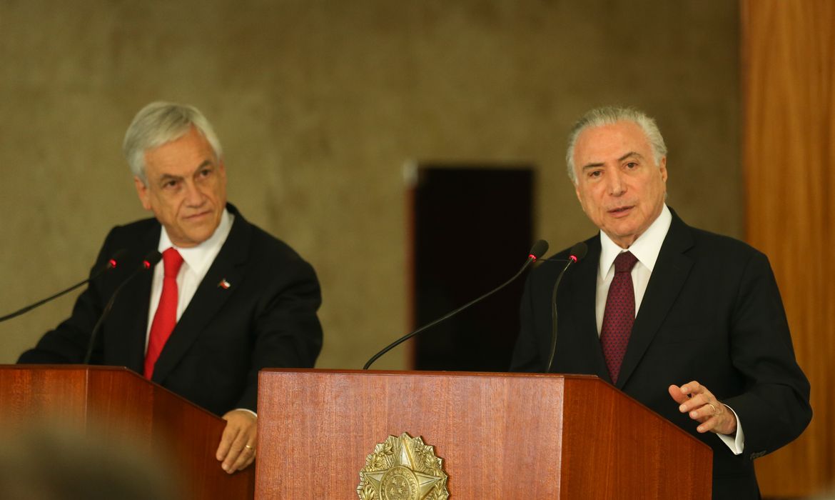 Os presidentes Sebastián Piñera, do Chile e Michel Temer, do Brasil, falam à imprensa, no Palácio do Planalto