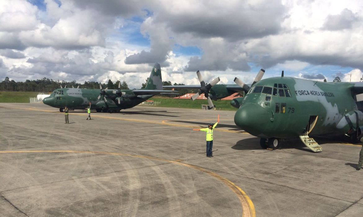 Aviões da FAB chegam à Colômbia para buscar corpos de vítimas de acidente com voo da Chapecoense