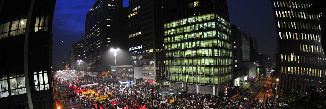 Manifestantes em São Paulo ocupam a Avenida Paulista