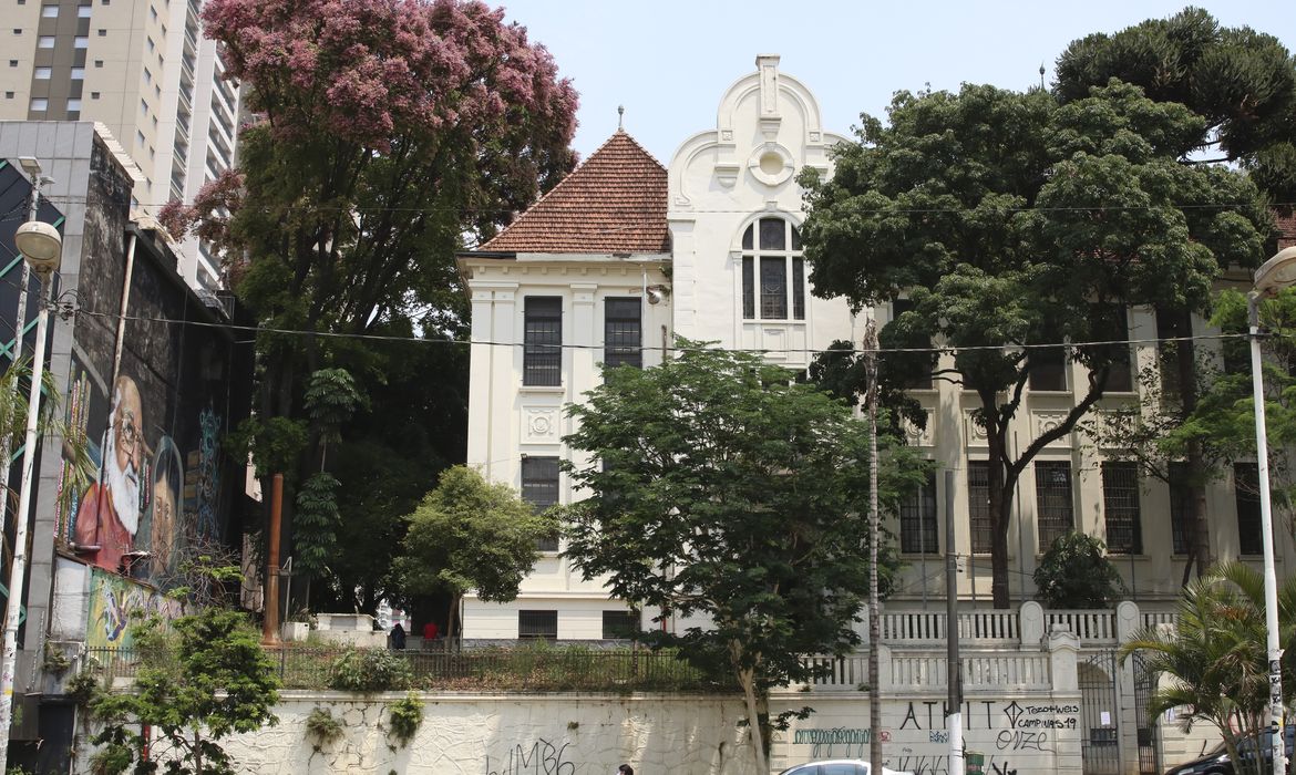 São Paulo - Aviso aos alunos na fachada da Escola Estadual Caetando de Campos, na Consolação.