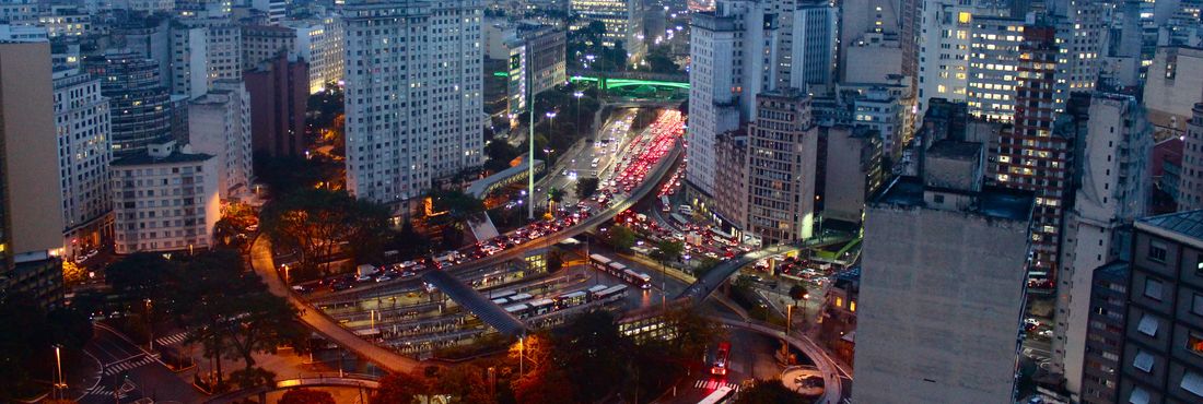 São Paulo tem trânsito intenso com chuva e greve de metrô Transito intenso no Vale do Anhangabaú, região central no final da tarde desta sexta-feira (6).