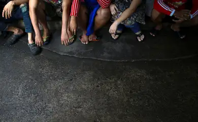 Migrant workers are detained by a military personnel during a crack down on illegal migrant workers at a market in Bangkok, Thailand, September 27, 2016. Picture taken September 27, 2016. REUTERS/Athit Perawongmetha - S1BEUEAHDCAA