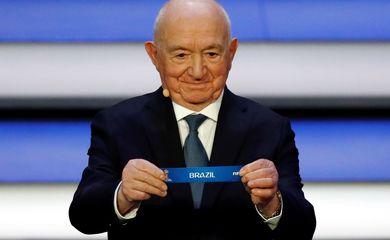 O ex- jogador russo Nikita Simonyan sorteia o Brasil na definição dos grupos da Copa do Mundo de 2018 (Agência Reuters/Direitos Reservados) 