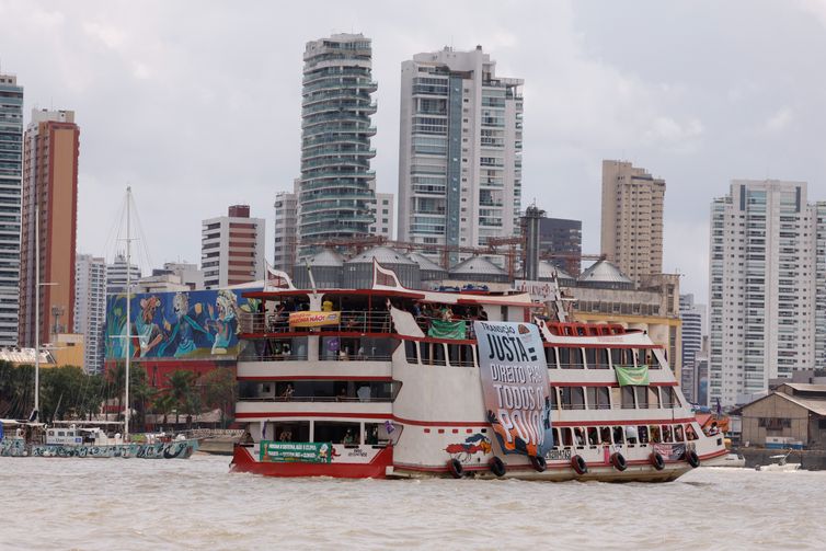 Belém (PA), 12/11/2025 - Barqueata da Cúpula dos Povos, liderada pela 
