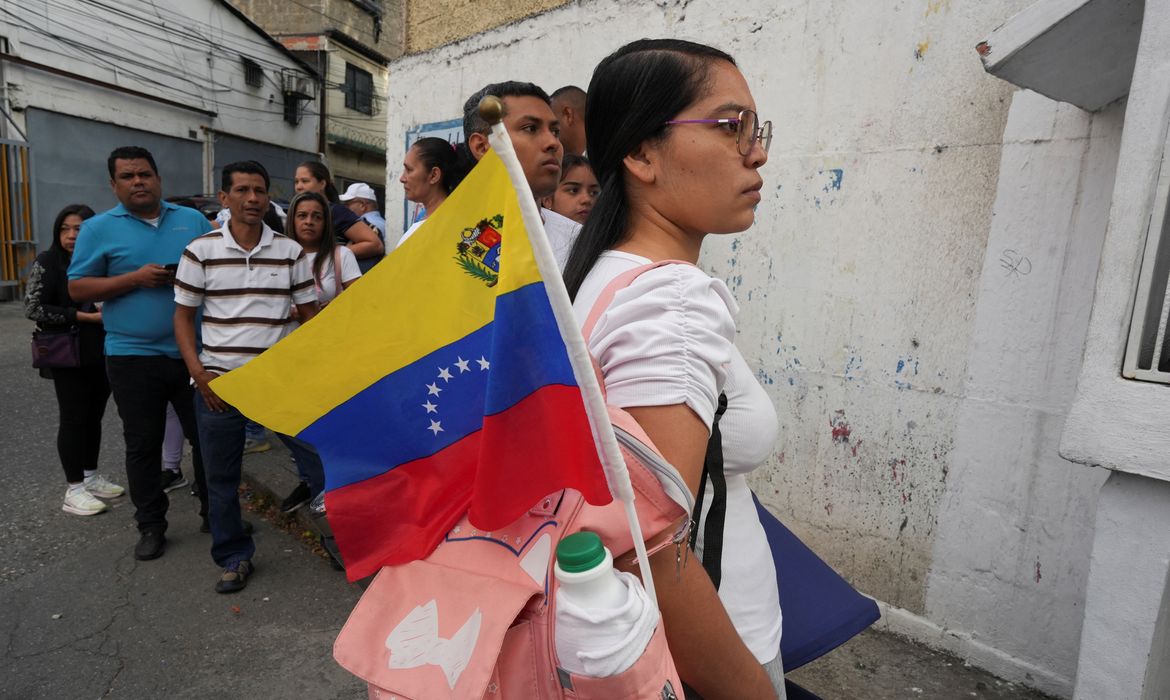 People wait to vote during the country's presidential election, in Caracas, Venezuela July 28, 2024. REUTERS/Alexandre Meneghini