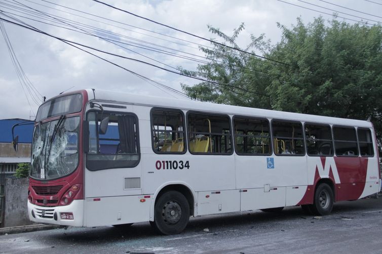 ônibus depredado em Manaus