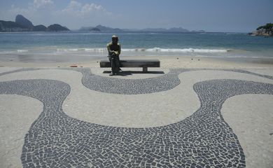 Praia de Copacabana vazia, após decreto com restrições para evitar o avanço da Covid-19.