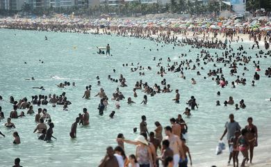 Cariocas e turistas lotam praias do Rio em dia de altas temperaturas (Tomaz Silva/Agência Brasil)