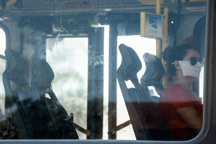 Passageira de ônibus BRT no Rio, adere ao uso de máscara descartável por precaução contra o coronavírus