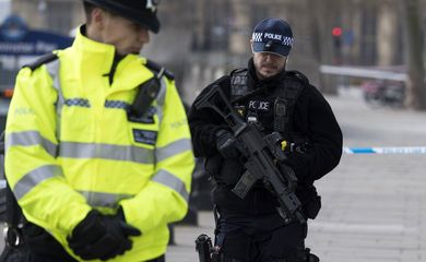 Londres - Polícia britânica vigia a Whitehall, rua que abriga as mais importantes instituições do País, em Westminster, no centro de Londres