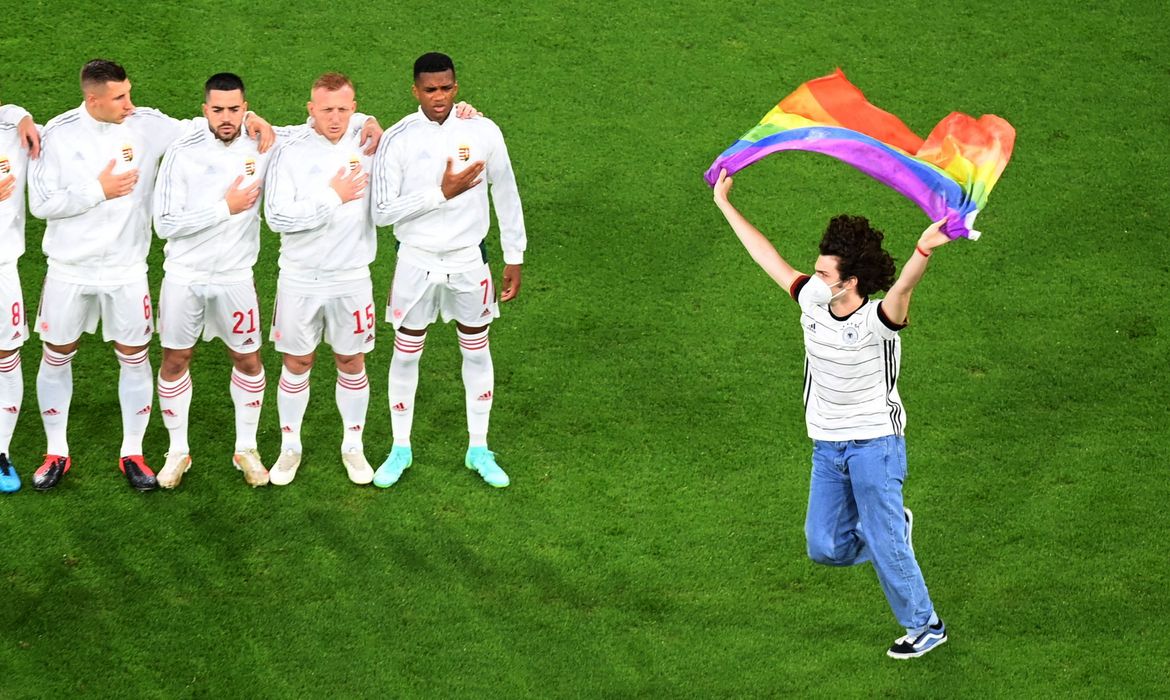 Manifestante agita bandeira do arco-íris antes de jogo Alemanha x Hungria - LGBTQ - Eurocopa - Euro 2020 - em 23/06/2021