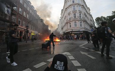 Manifestantes atearam fogo a veículos e fizeram barricadas em diversos pontos de Hamburgo