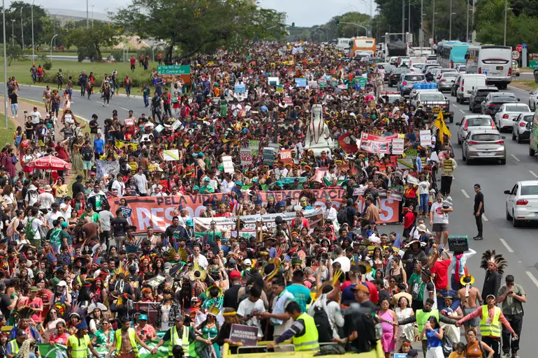 Brasília (DF) 08/04/2025 Indígenas de várias etnias participantes do Acampamento Terra Livre (ATL), fazem marcha no Eixo Monumental de Brasília   Foto: Fabio Rodrigues-Pozzebom/ Agência Brasil