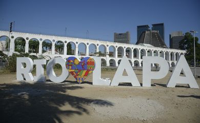  Mobiliário urbano com a frase RioAmaLapa, aparece danificado três dias após inauguração, na Lapa, região central do Rio de Janeiro. 