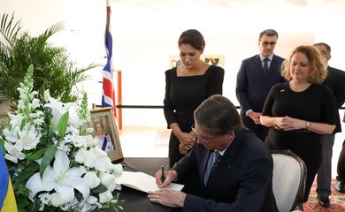 Assinatura de Livro de Condolências na Embaixada do Reino Unido em Brasilia.