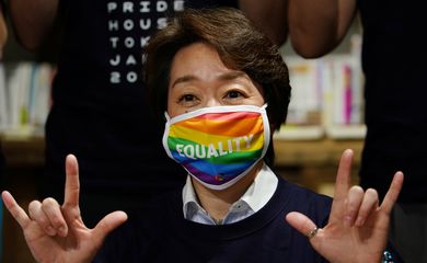 Presidente da Tóquio-2020, Seiko Hashimoto, visita centro LGBTQ em Tóquio