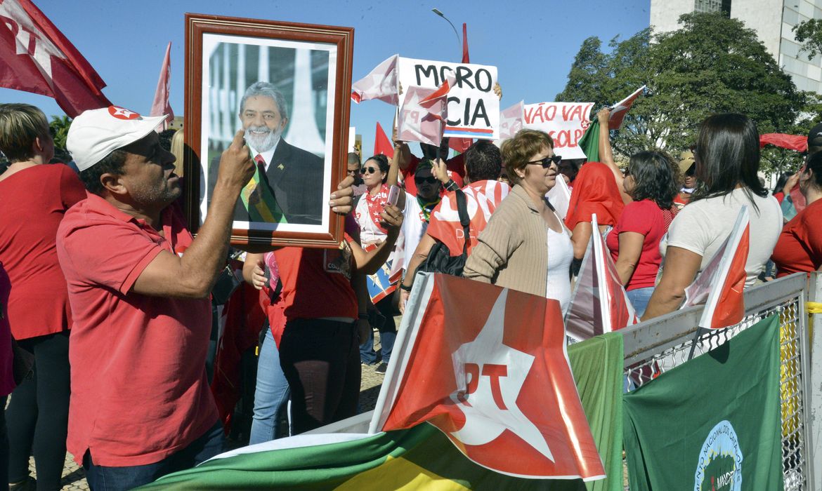 Brasília - Manifestantes se reúnem em frente ao Palácio do Planalto para defender o governo Dilma, e a posse do ex-presidente Lula como ministro-chefe da Casa Civil (Antonio Cruz/Agência Brasil)