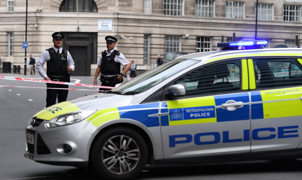 WO001. LONDRES (REINO UNIDO), 08/14/2018.- Miembros de la Policía colocan un perímetro de seguridad en el Parlamento británico en Londres (Reino Unido) hoy, 14 de agosto del 2018. Varias personas han resultado heridas después de que un automóvil