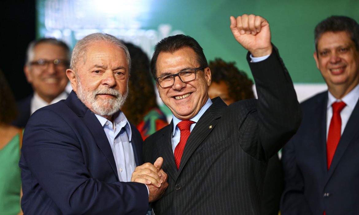 O presidente eleito, Luiz Inácio Lula da Silva, e o futuro ministro do Trabalho, Luiz Marinho, durante anúncio de novos ministros que comporão o governo.
